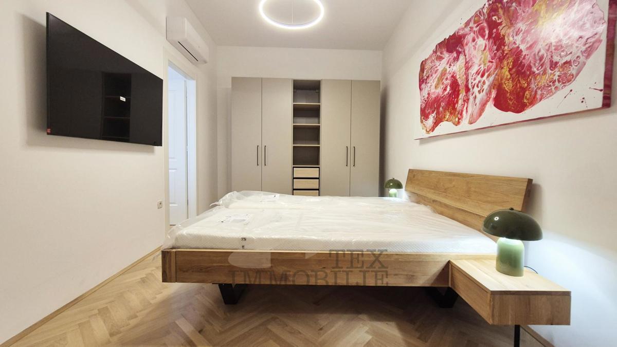 Poreč – Dve Prostorni in Elegantno Urejeni Stanovanji v Srcu Starega Mestnega Jedra