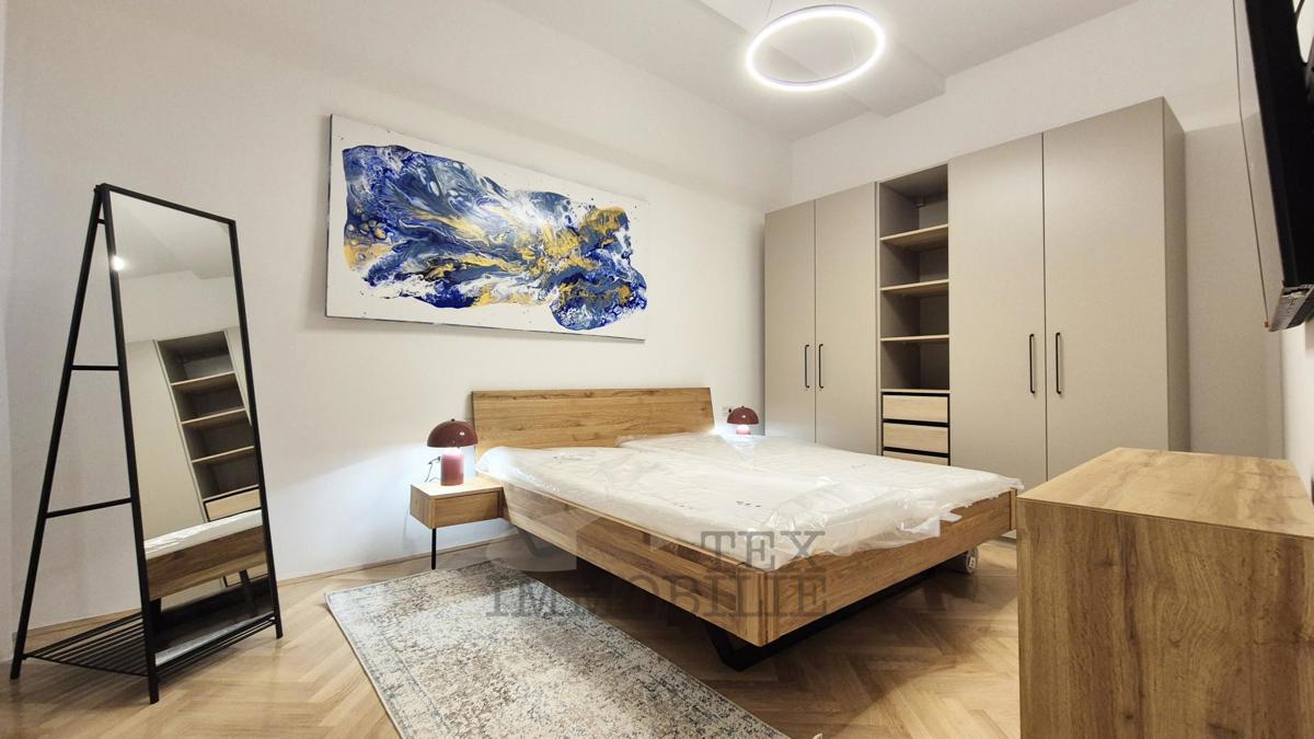 Poreč – Dve Prostorni in Elegantno Urejeni Stanovanji v Srcu Starega Mestnega Jedra