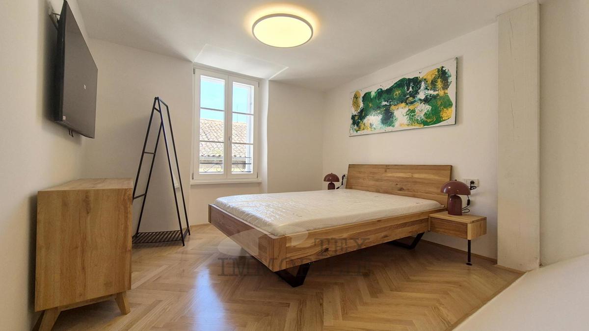 Poreč – Dve Prostorni in Elegantno Urejeni Stanovanji v Srcu Starega Mestnega Jedra