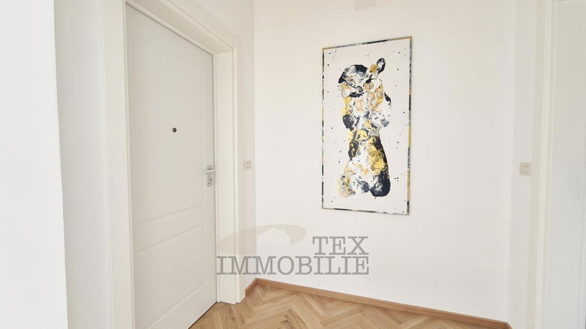 Poreč – Dve Prostorni in Elegantno Urejeni Stanovanji v Srcu Starega Mestnega Jedra