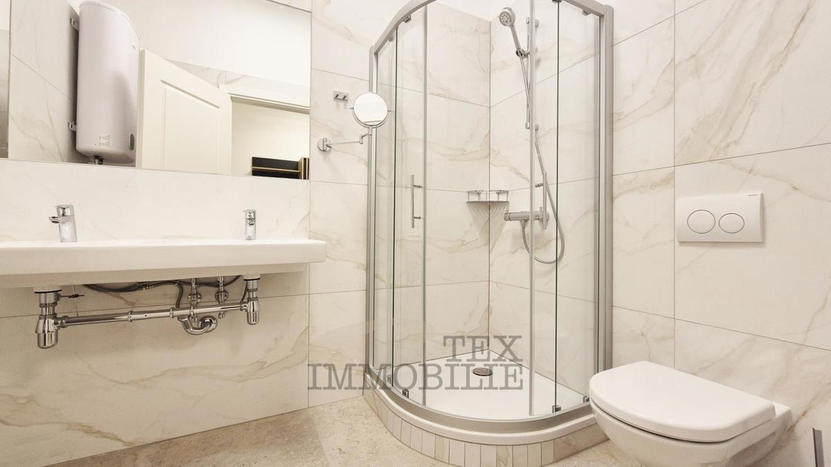 Poreč – Dve Prostorni in Elegantno Urejeni Stanovanji v Srcu Starega Mestnega Jedra