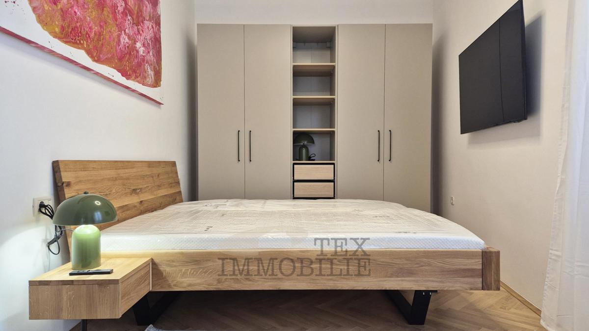 Poreč – Dve Prostorni in Elegantno Urejeni Stanovanji v Srcu Starega Mestnega Jedra