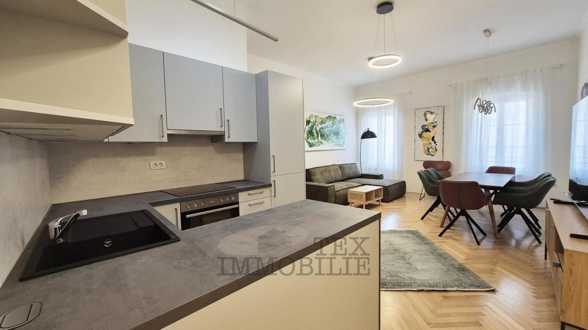 Poreč – Dve Prostorni in Elegantno Urejeni Stanovanji v Srcu Starega Mestnega Jedra