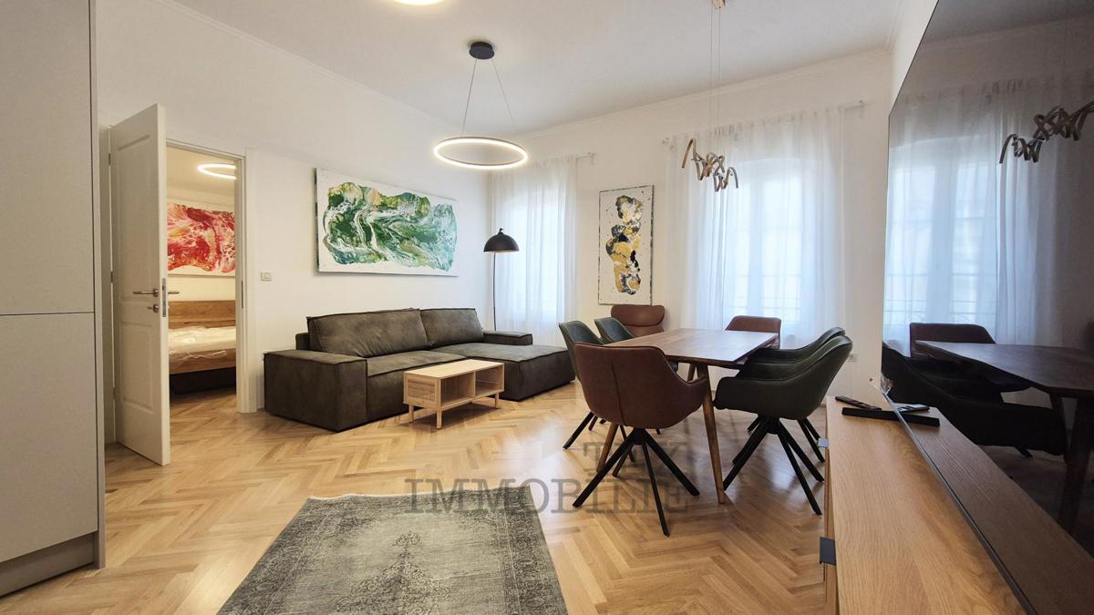 Poreč – Dve Prostorni in Elegantno Urejeni Stanovanji v Srcu Starega Mestnega Jedra