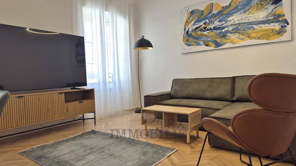 Poreč – Dve Prostorni in Elegantno Urejeni Stanovanji v Srcu Starega Mestnega Jedra