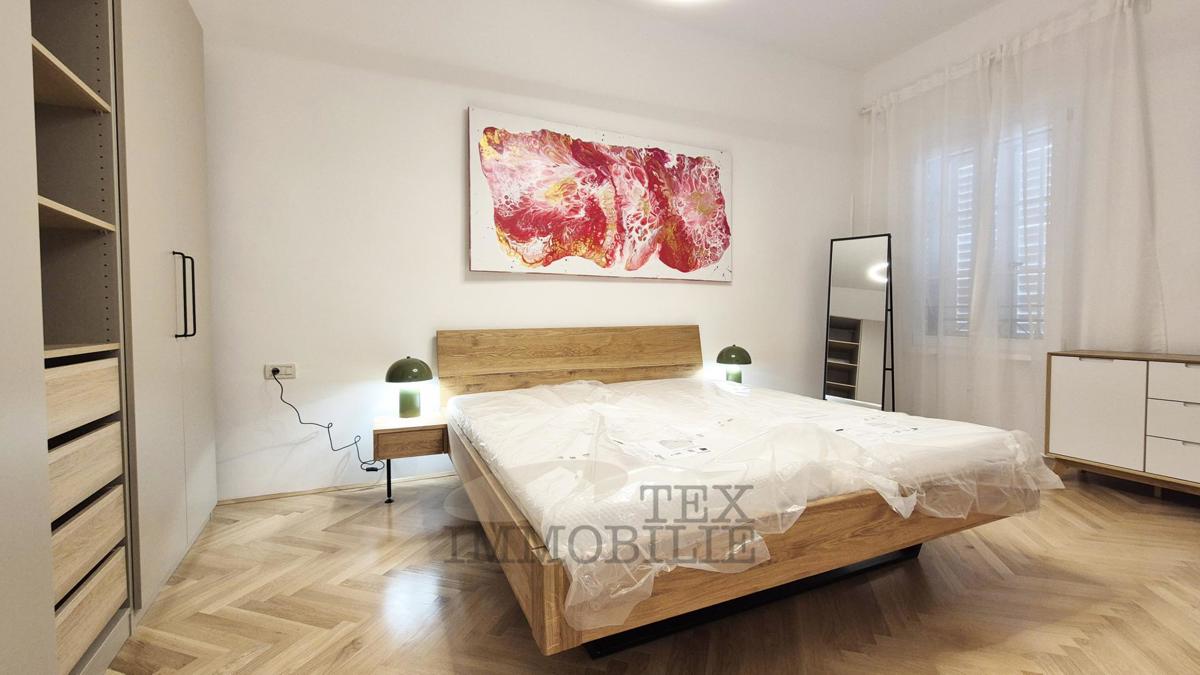 Poreč – Dve Prostorni in Elegantno Urejeni Stanovanji v Srcu Starega Mestnega Jedra