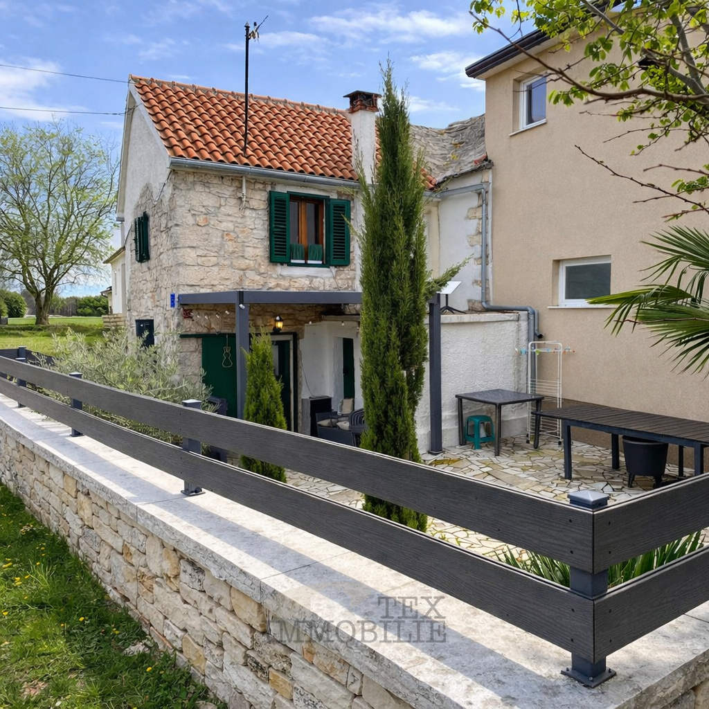 Sveti Petar u Šumi – Prenovljena istrska kamnita hiša z ograjenim dvoriščem