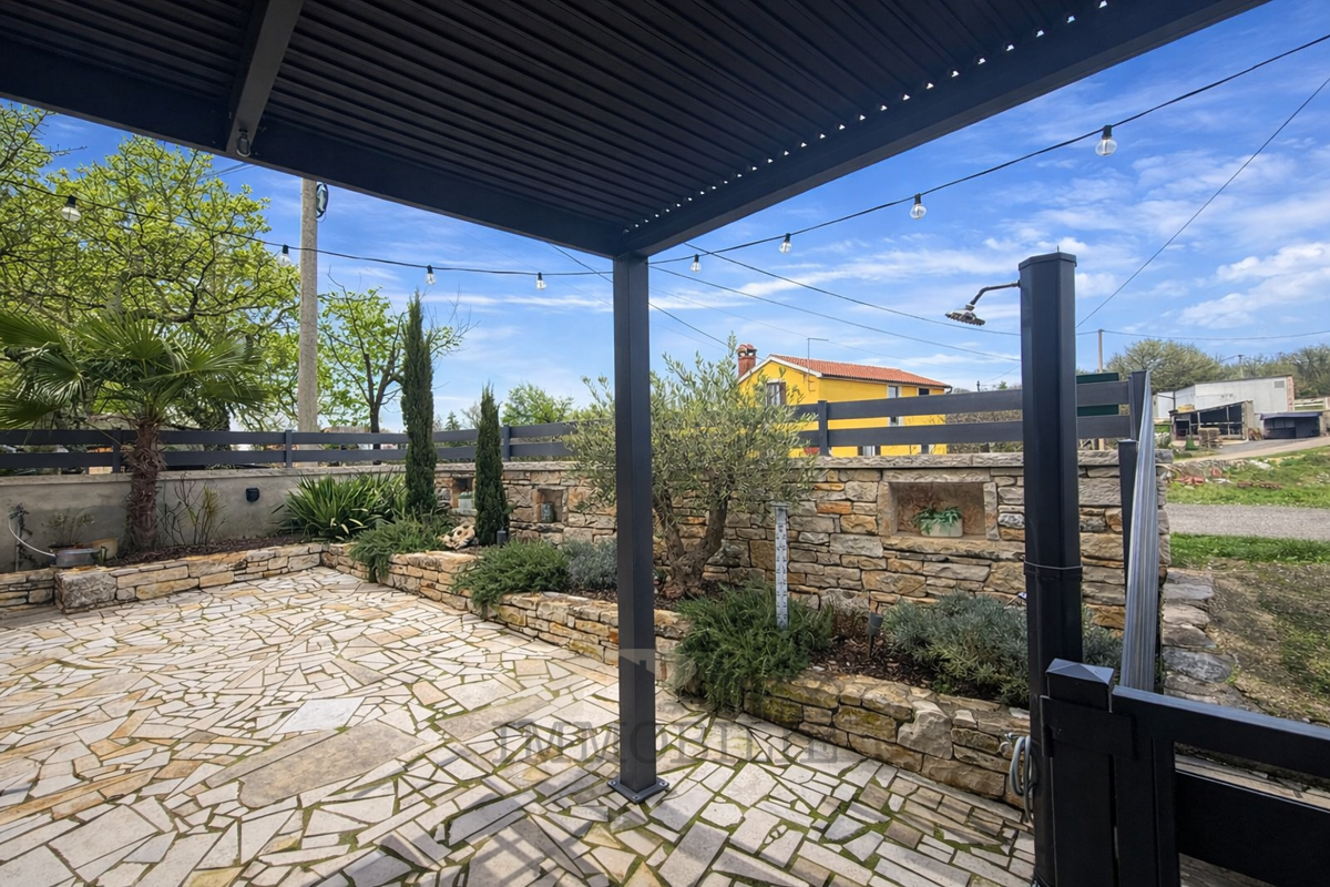 Sveti Petar u Šumi – Prenovljena istrska kamnita hiša z ograjenim dvoriščem