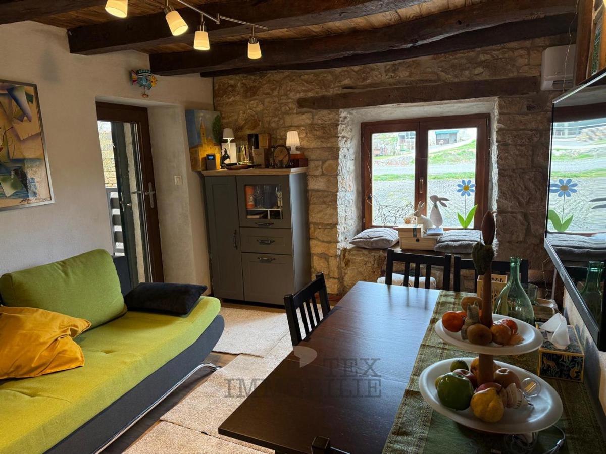 Sveti Petar u Šumi – Prenovljena istrska kamnita hiša z ograjenim dvoriščem