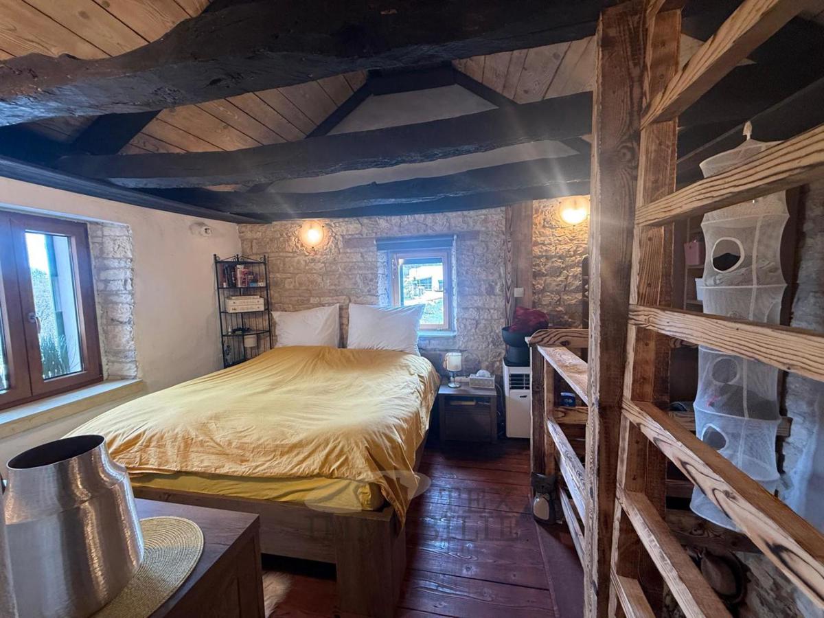 Sveti Petar u Šumi – Prenovljena istrska kamnita hiša z ograjenim dvoriščem