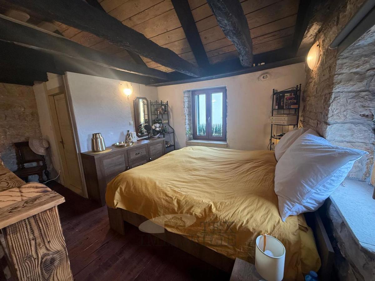 Sveti Petar u Šumi – Prenovljena istrska kamnita hiša z ograjenim dvoriščem