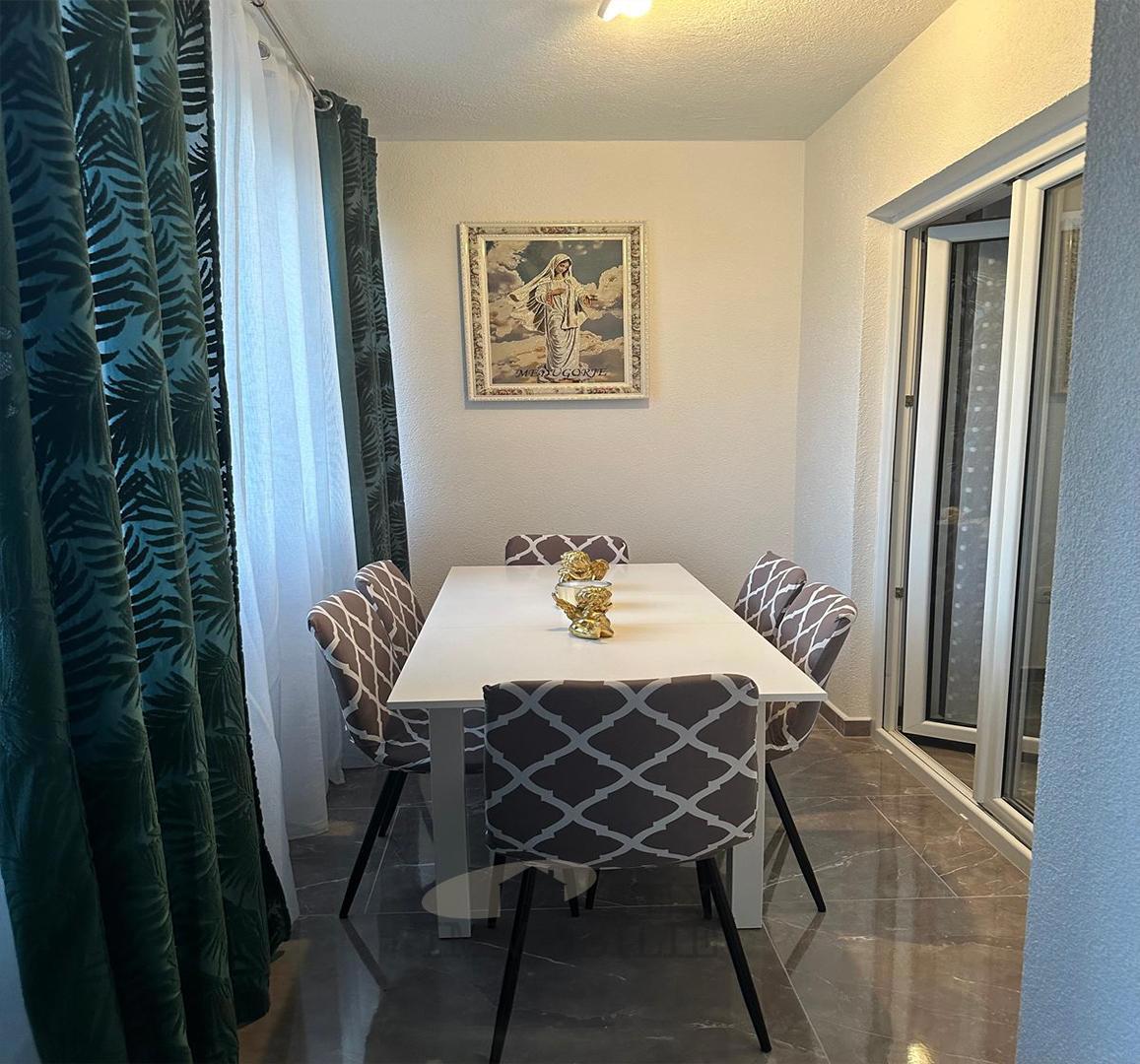 Poreč – Lepo prenovljeno stanovanje na mirni lokaciji, 2,5 km od centra in morja