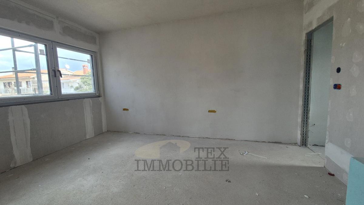 Poreč, Moderno stanovanje s strešno teraso in pogledom na morje – 1,4 km od morja