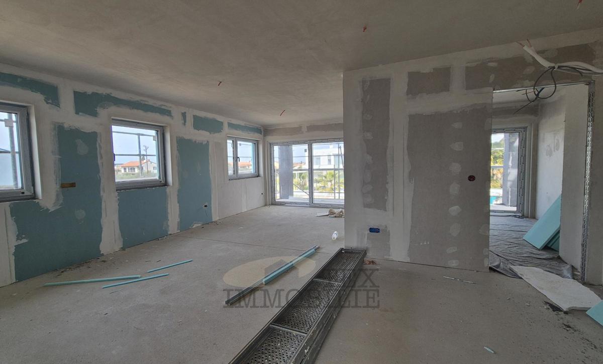 Poreč, Moderno stanovanje s strešno teraso in pogledom na morje – 1,4 km od morja