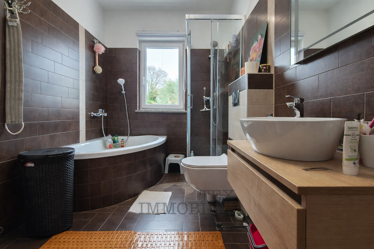 Pritlična hiša z bazenom in velikim vrtom – mirna lokacija v Istri