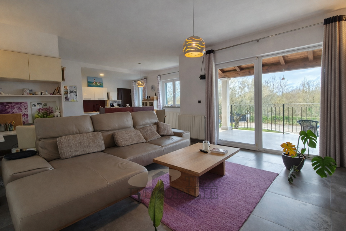 Pritlična hiša z bazenom in velikim vrtom – mirna lokacija v Istri