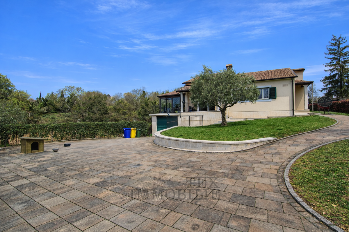 Pritlična hiša z bazenom in velikim vrtom – mirna lokacija v Istri