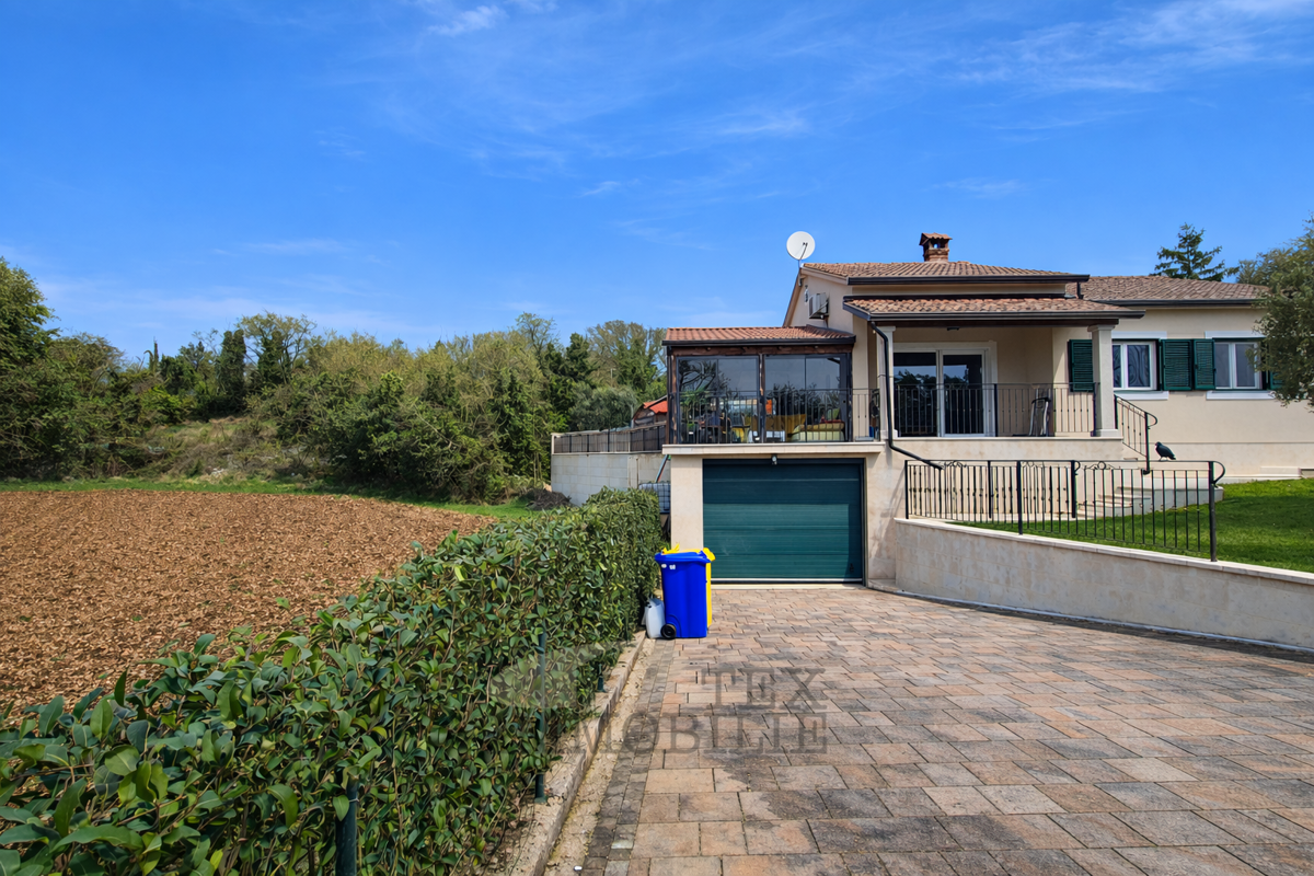 Pritlična hiša z bazenom in velikim vrtom – mirna lokacija v Istri