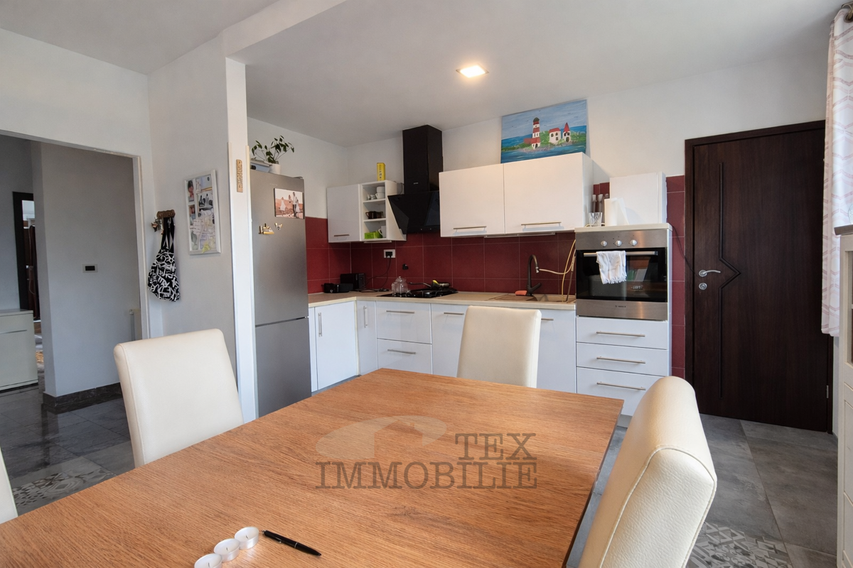 Pritlična hiša z bazenom in velikim vrtom – mirna lokacija v Istri