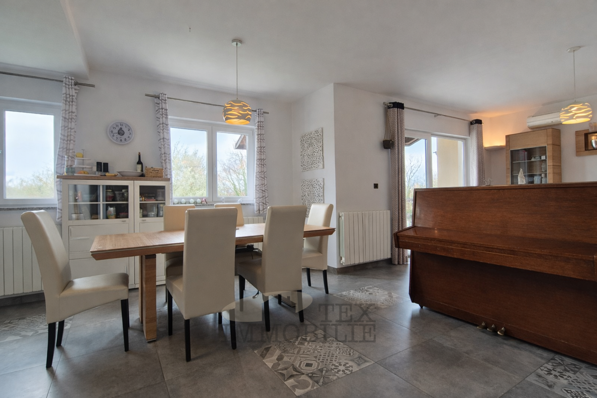 Pritlična hiša z bazenom in velikim vrtom – mirna lokacija v Istri