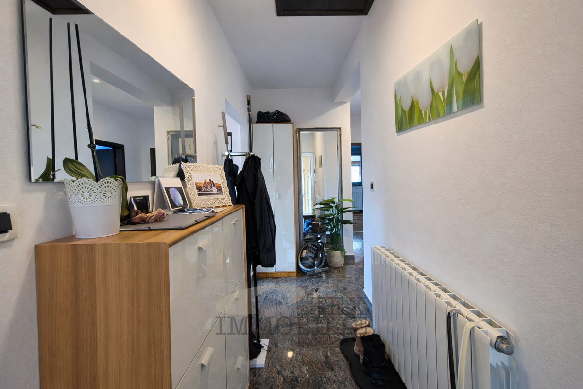 Pritlična hiša z bazenom in velikim vrtom – mirna lokacija v Istri