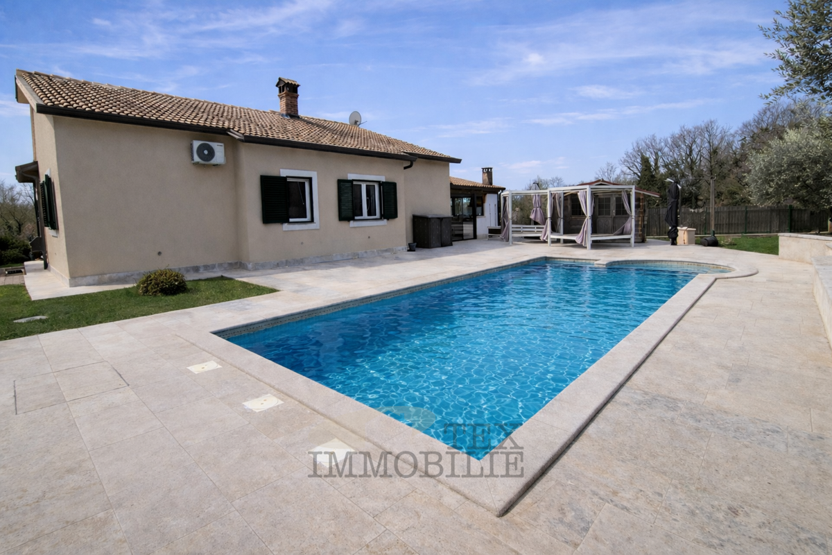 Pritlična hiša z bazenom in velikim vrtom – mirna lokacija v Istri