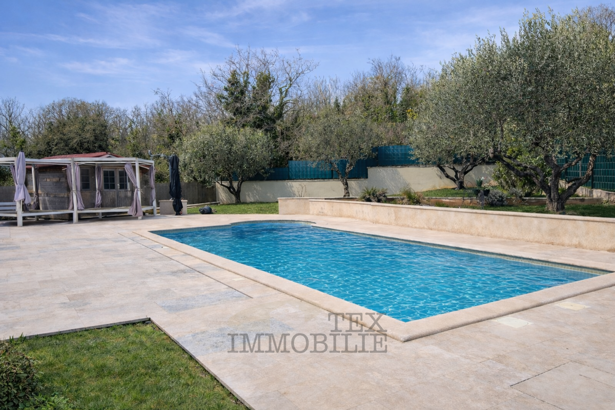 Pritlična hiša z bazenom in velikim vrtom – mirna lokacija v Istri