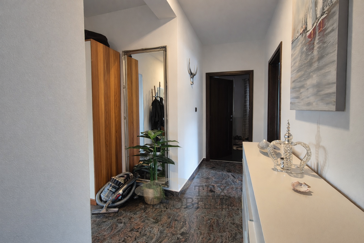 Pritlična hiša z bazenom in velikim vrtom – mirna lokacija v Istri