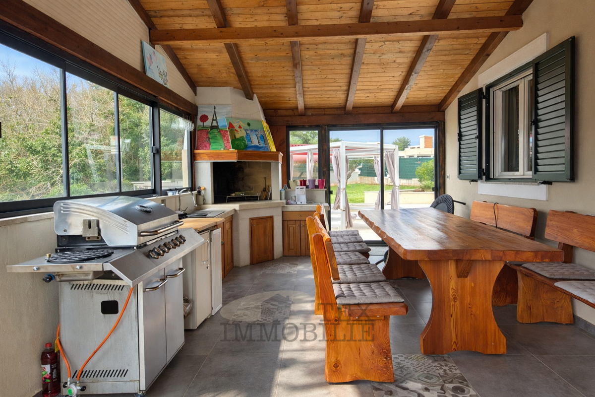 Pritlična hiša z bazenom in velikim vrtom – mirna lokacija v Istri