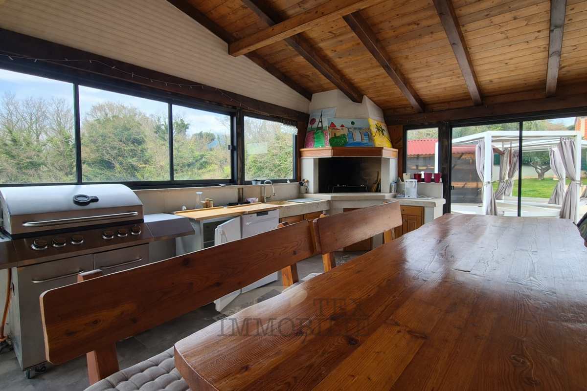 Pritlična hiša z bazenom in velikim vrtom – mirna lokacija v Istri