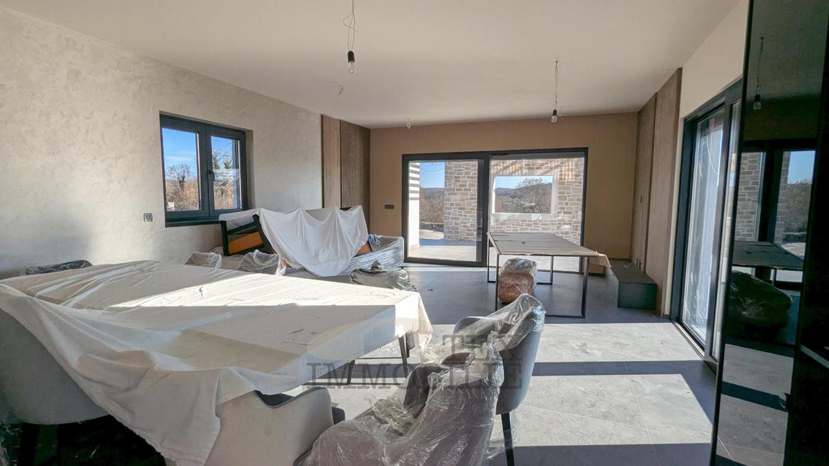Lepa moderna vila z bazenom v Poreču 