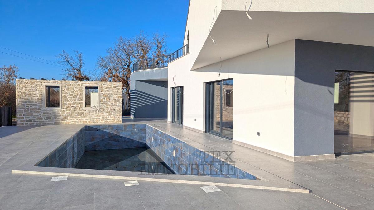Lepa moderna vila z bazenom v Poreču 