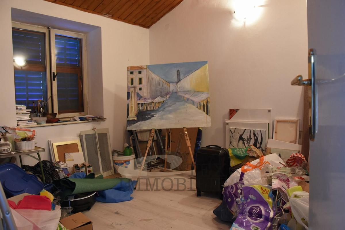 Dvosobno stanovanje v mirnem naselju, v bližini Poreča