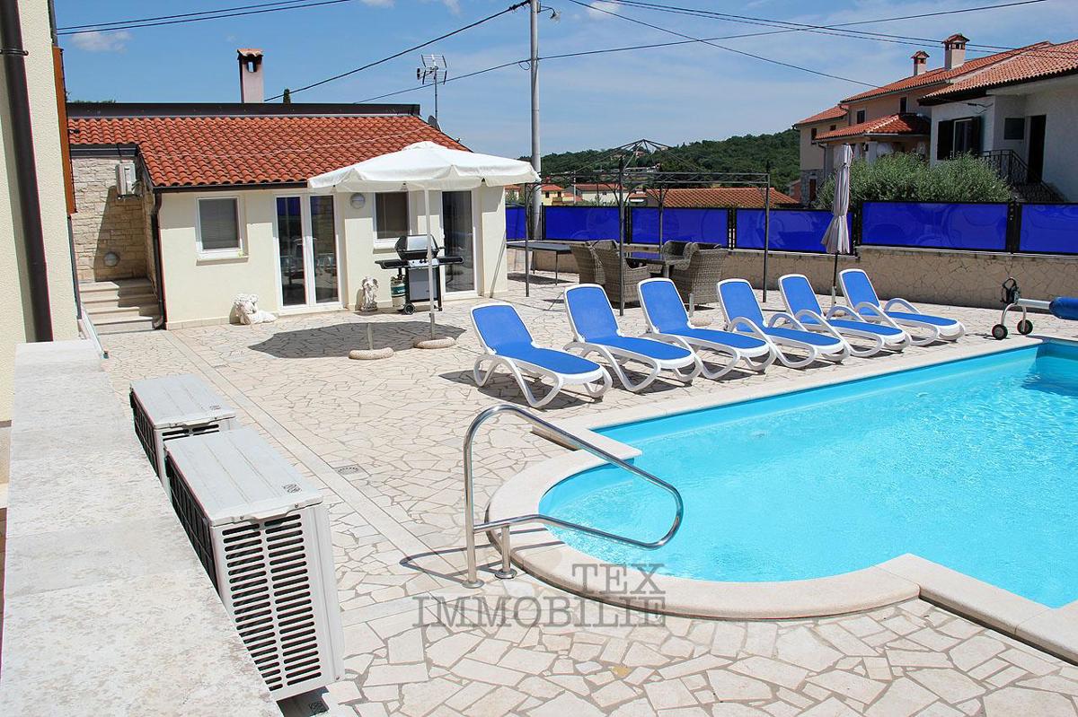 Hiša s tremi apartmaji v bližini Poreča, 193m2