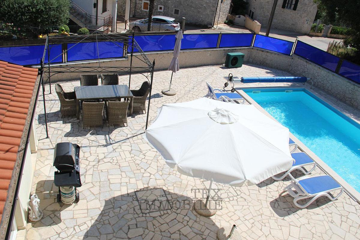 Hiša s tremi apartmaji v bližini Poreča, 193m2