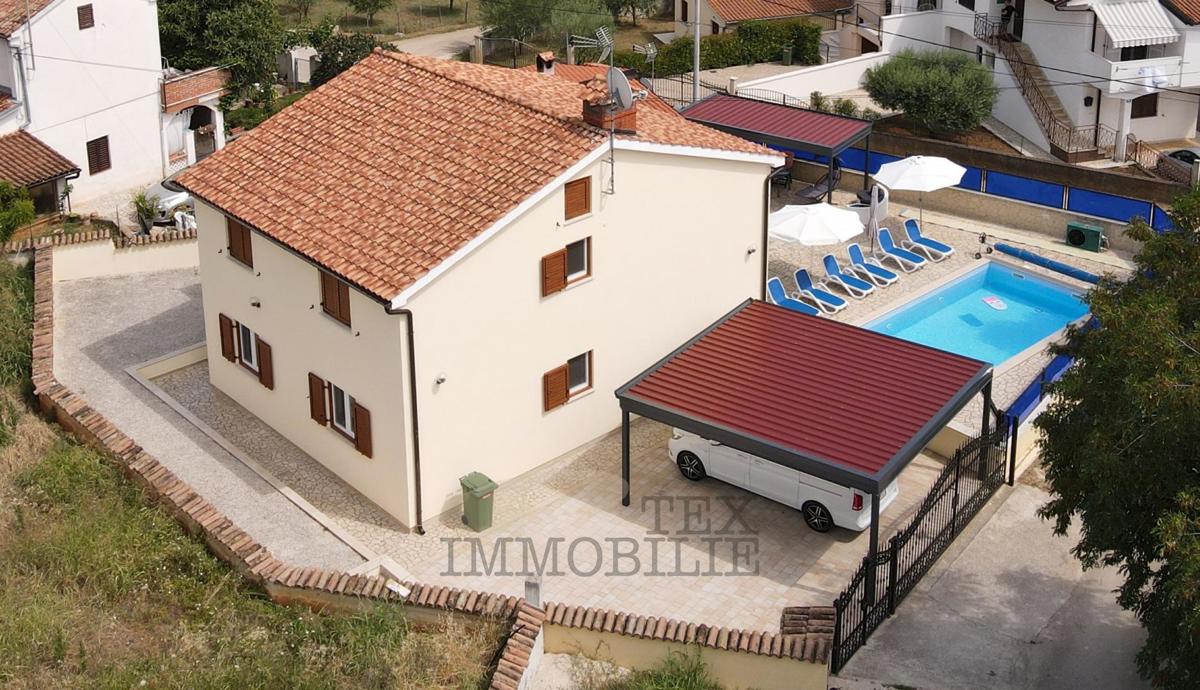 Hiša s tremi apartmaji v bližini Poreča, 193m2