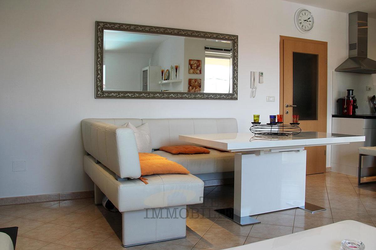 Hiša s tremi apartmaji v bližini Poreča, 193m2