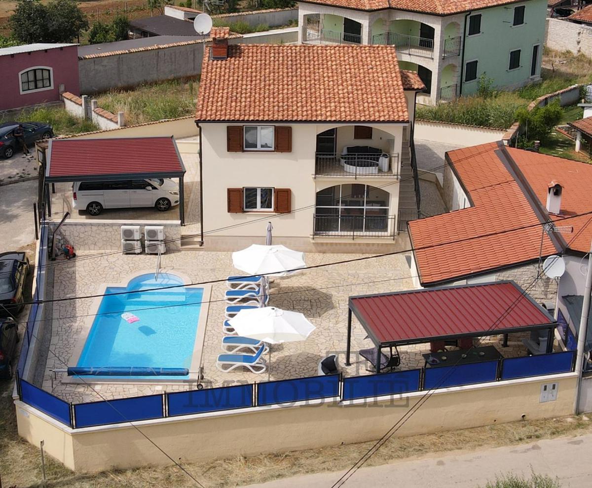 Hiša s tremi apartmaji v bližini Poreča, 193m2