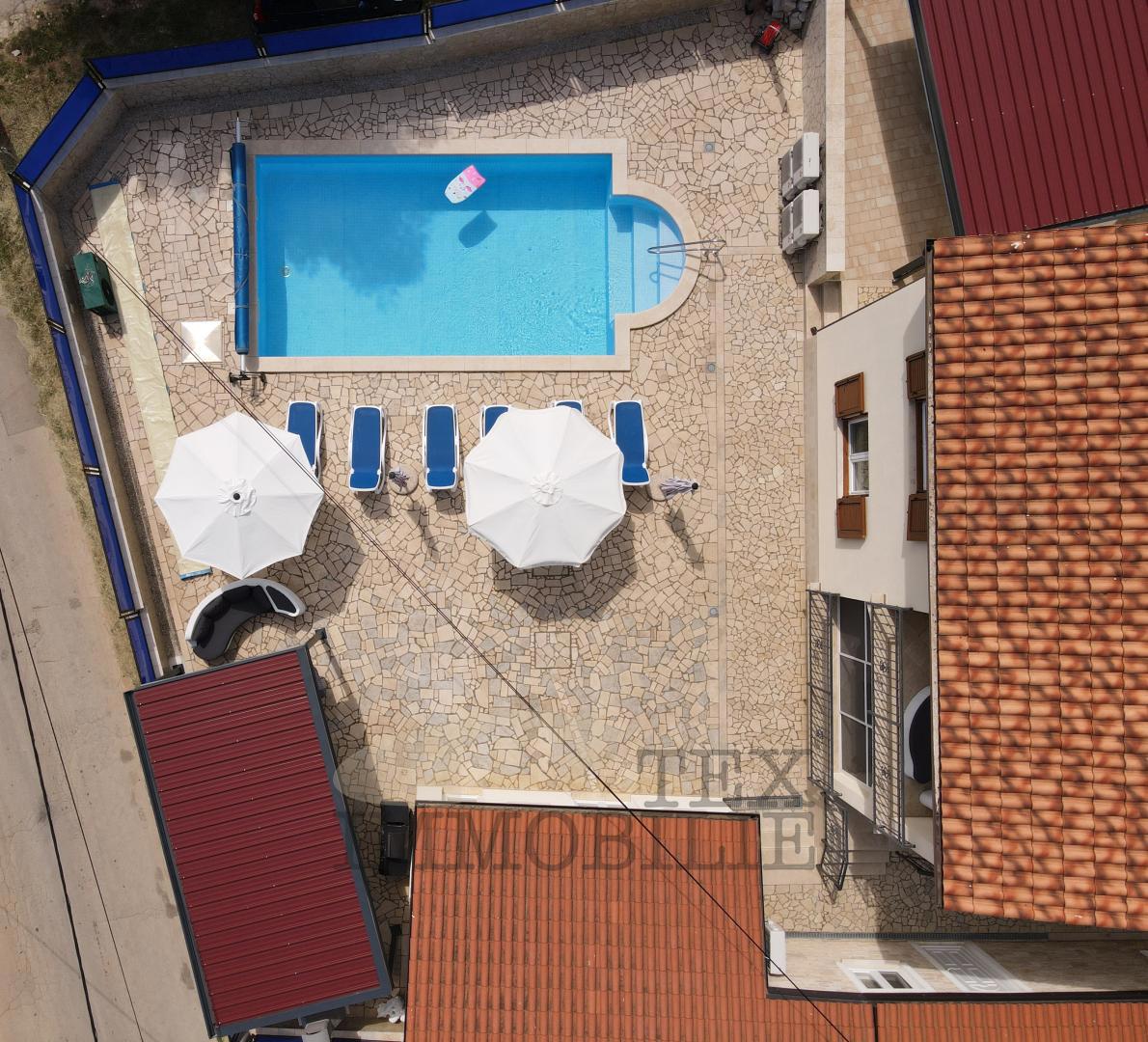 Hiša s tremi apartmaji v bližini Poreča, 193m2