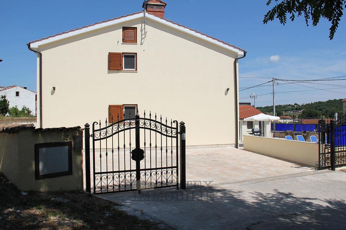 Hiša s tremi apartmaji v bližini Poreča, 193m2