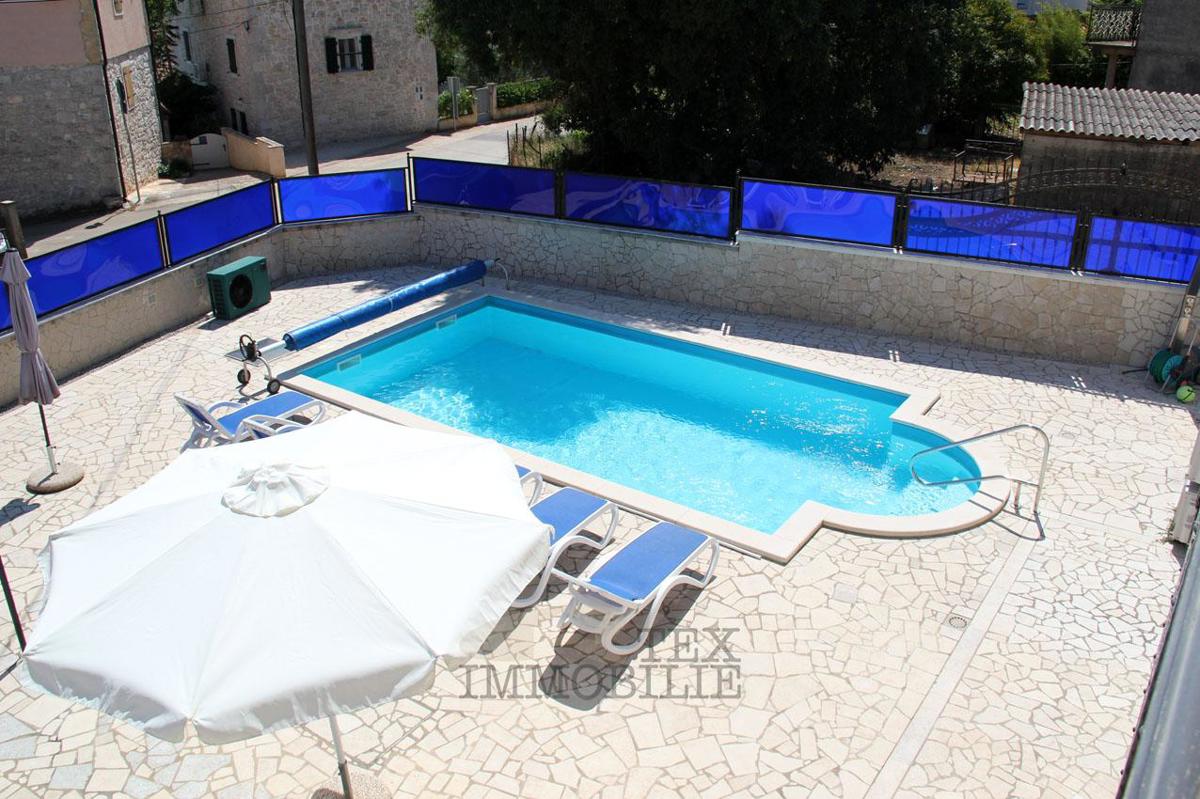 Hiša s tremi apartmaji v bližini Poreča, 193m2