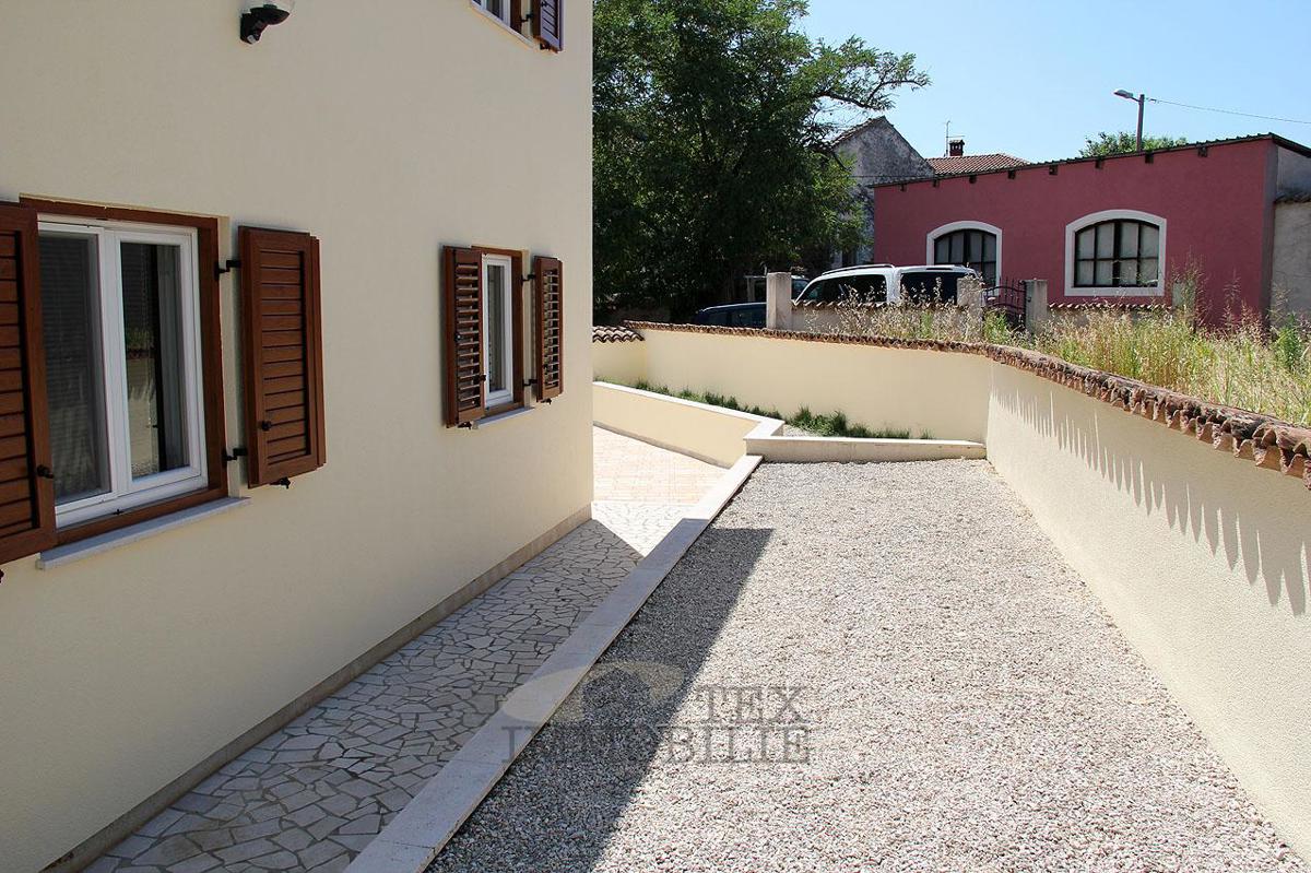 Hiša s tremi apartmaji v bližini Poreča, 193m2