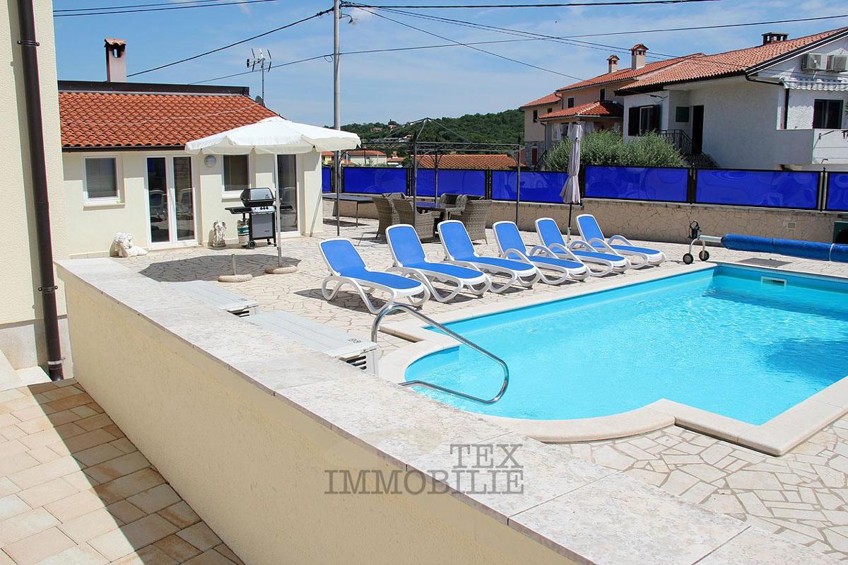 Hiša s tremi apartmaji v bližini Poreča, 193m2