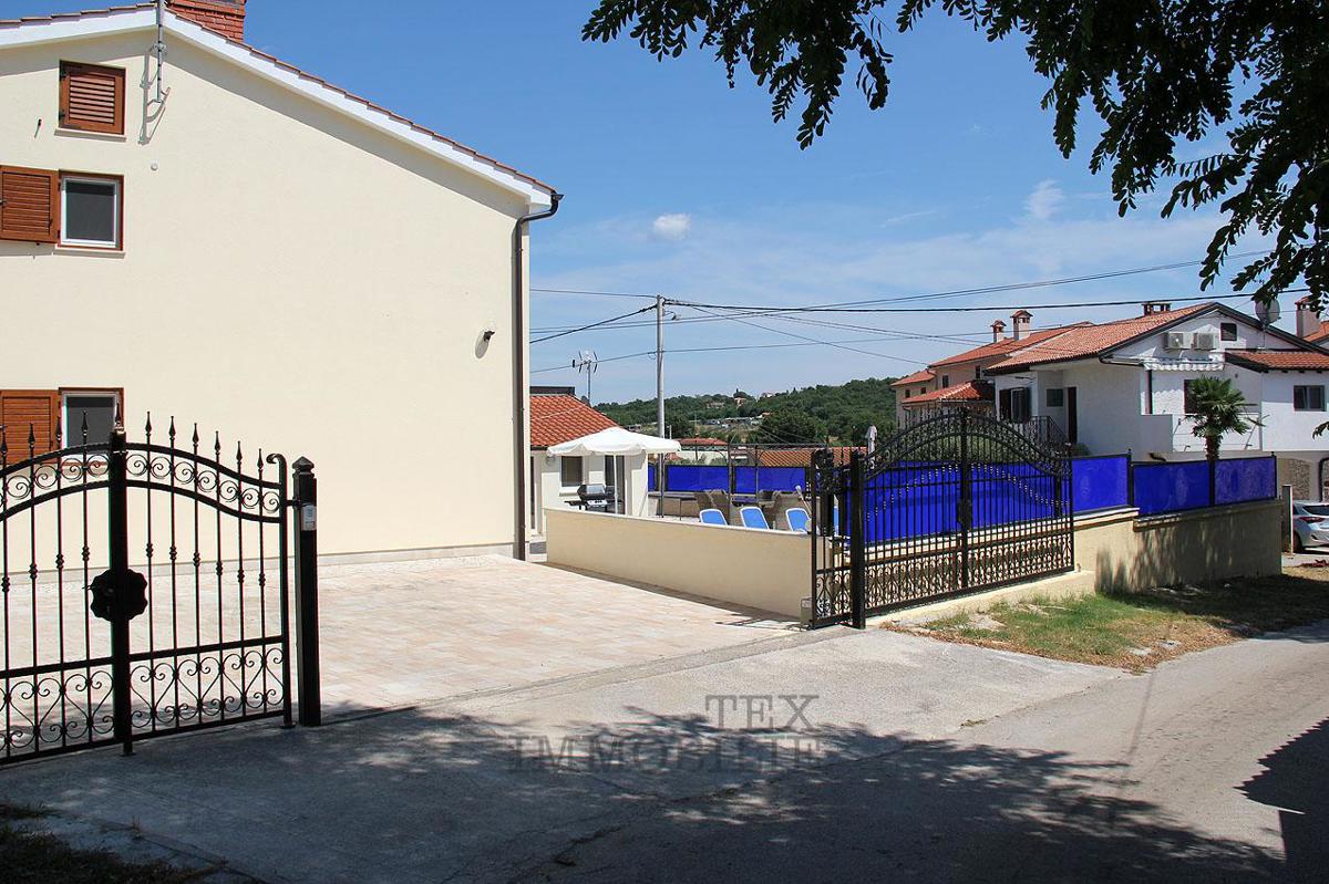 Hiša s tremi apartmaji v bližini Poreča, 193m2