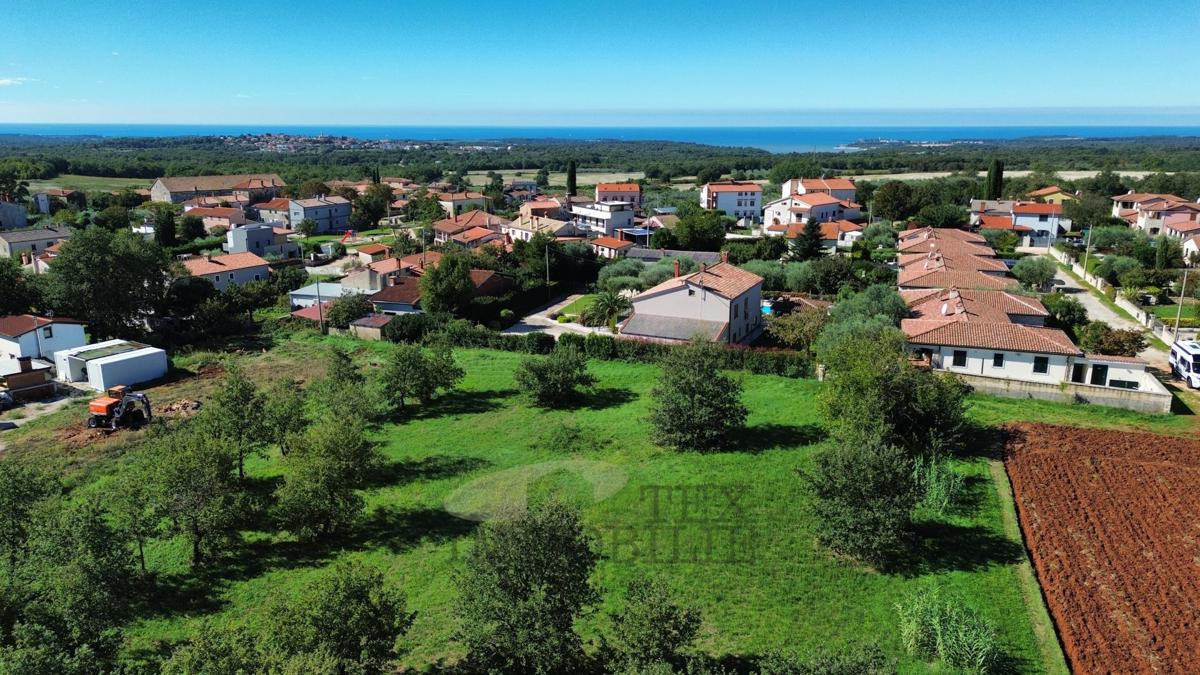 Prodamo zazidljivo zemljišče v mirnem okolju blizu Tara