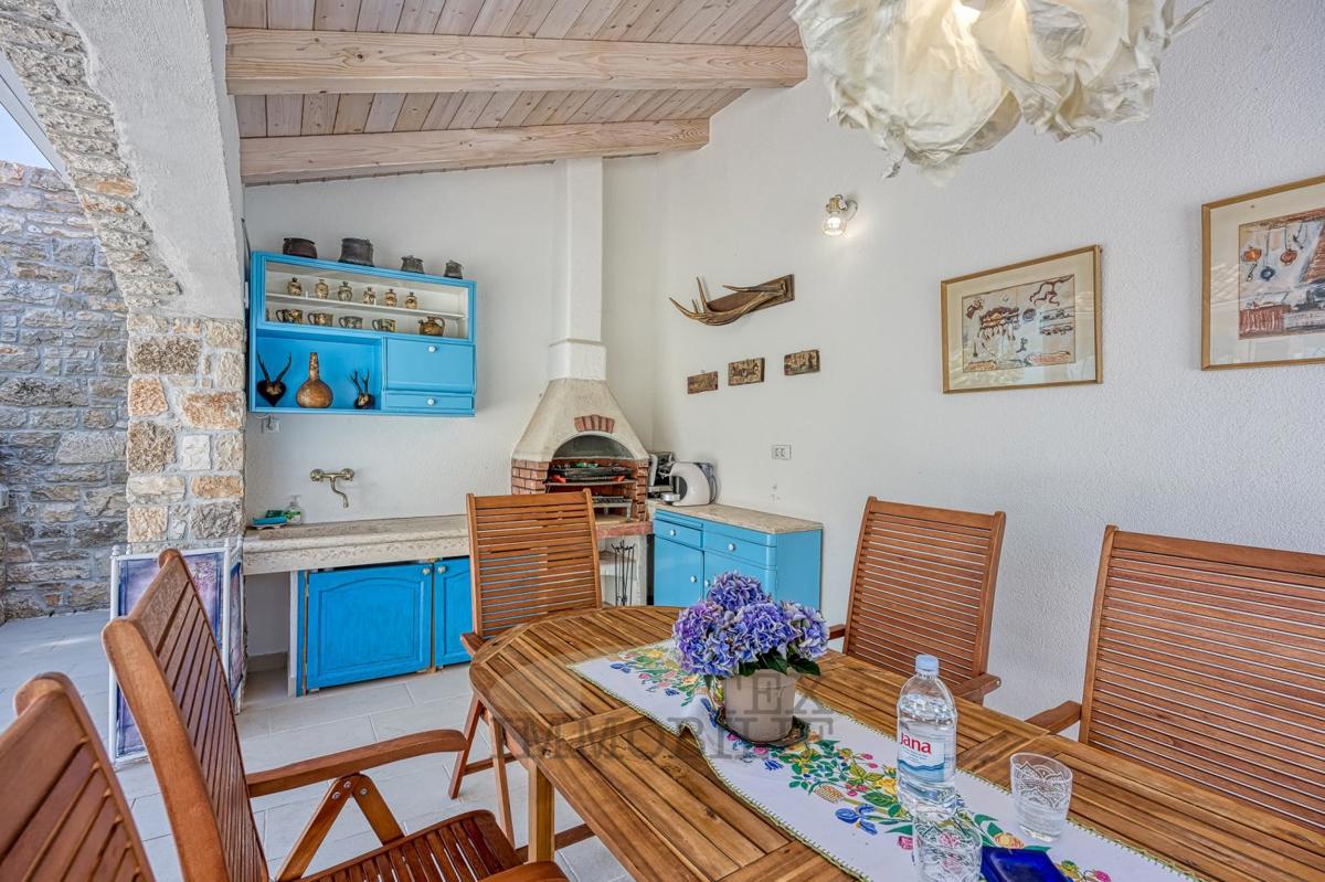 Istrska kamnita vila z bazenom 16 km od morja in mesta Poreč