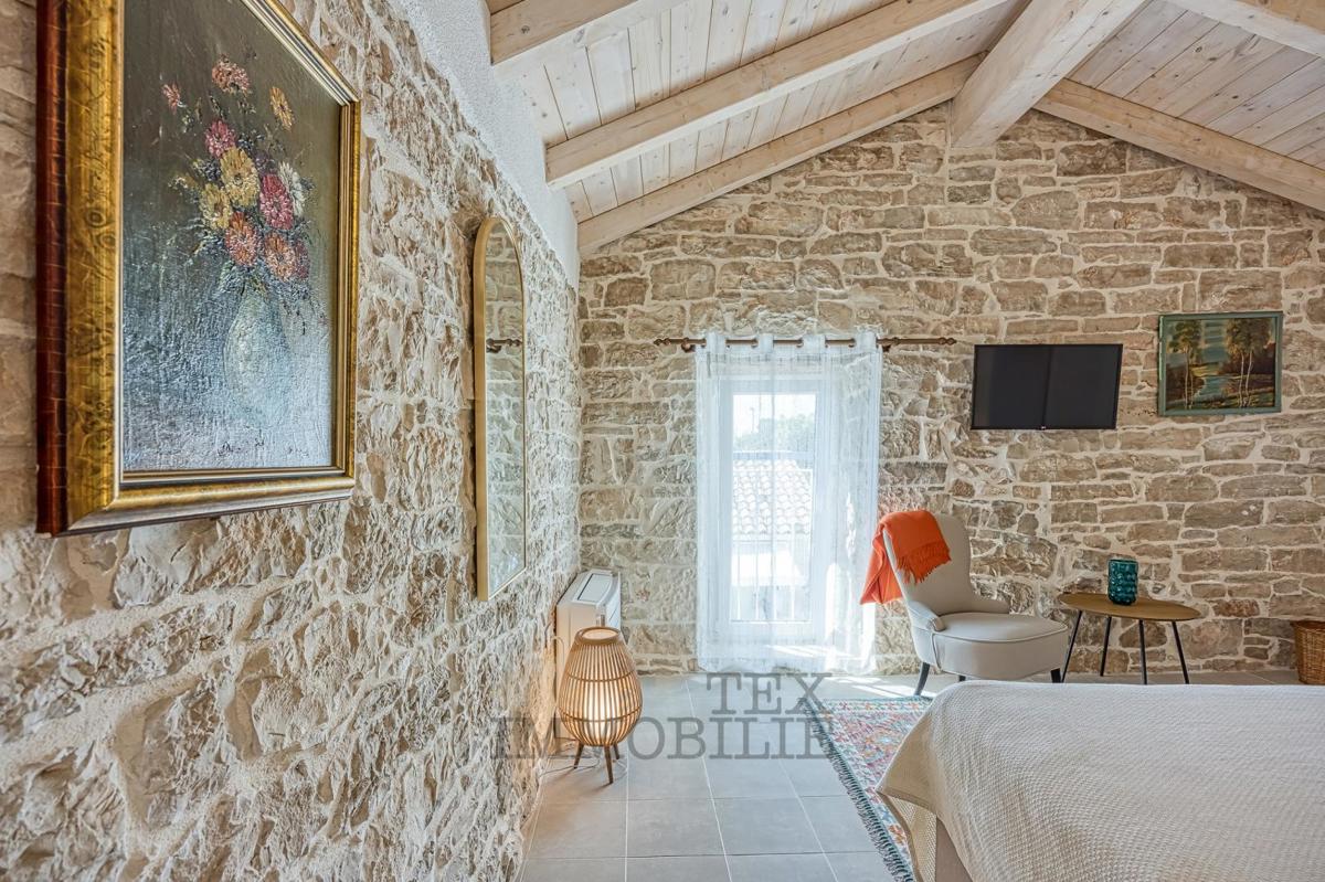 Istrska kamnita vila z bazenom 16 km od morja in mesta Poreč