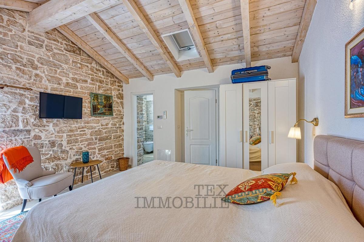 Istrska kamnita vila z bazenom 16 km od morja in mesta Poreč