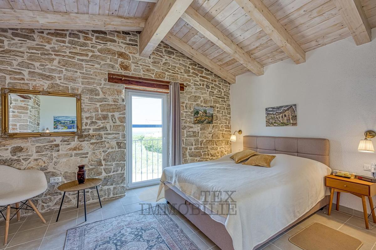 Istrska kamnita vila z bazenom 16 km od morja in mesta Poreč