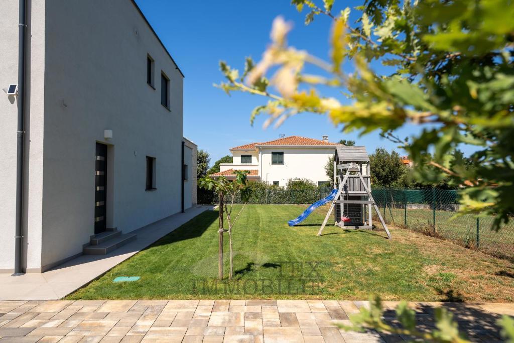 Moderna vila s pogledom na morje v Poreču 